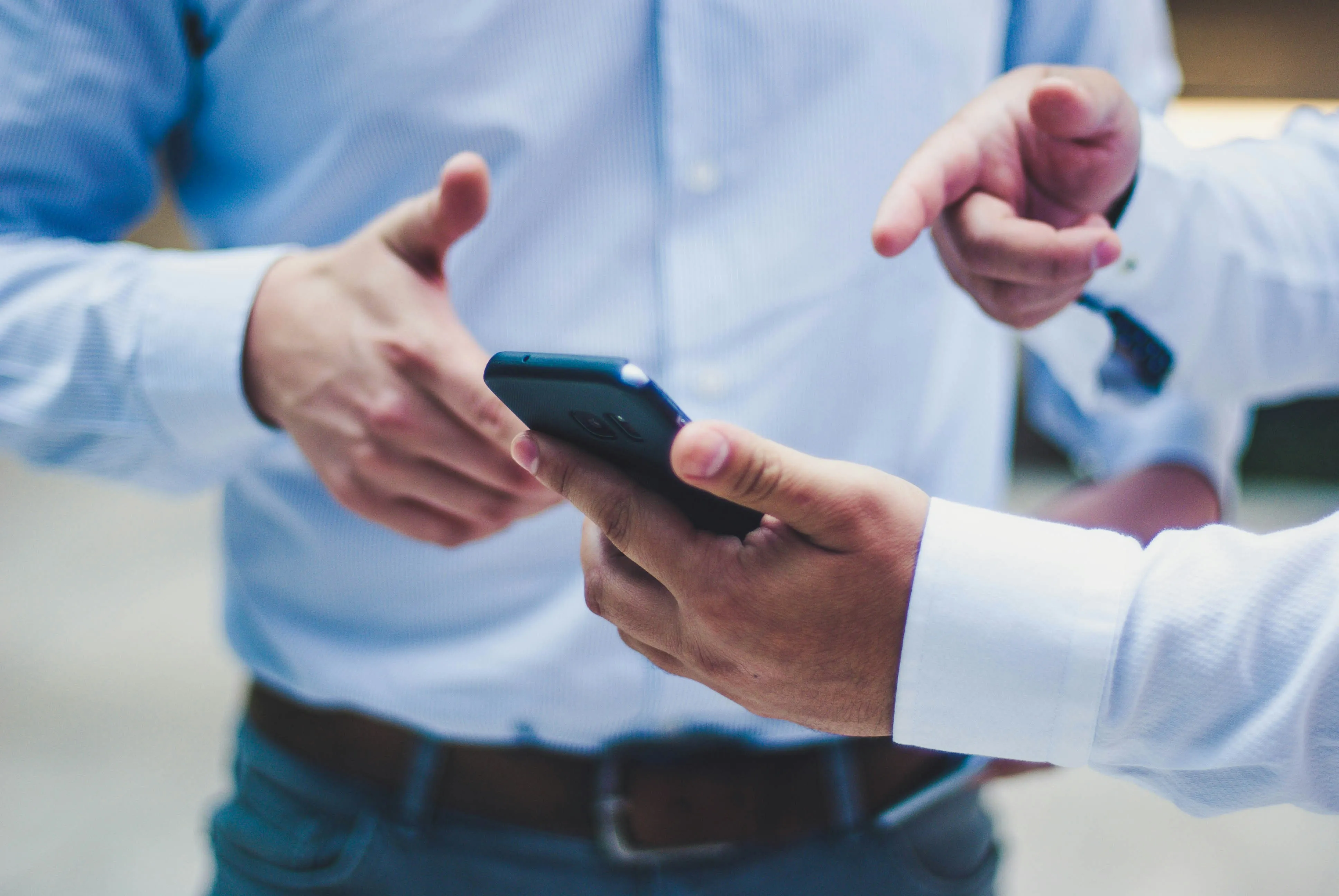 IT-Support – Mitarbeiter mit Smartphone