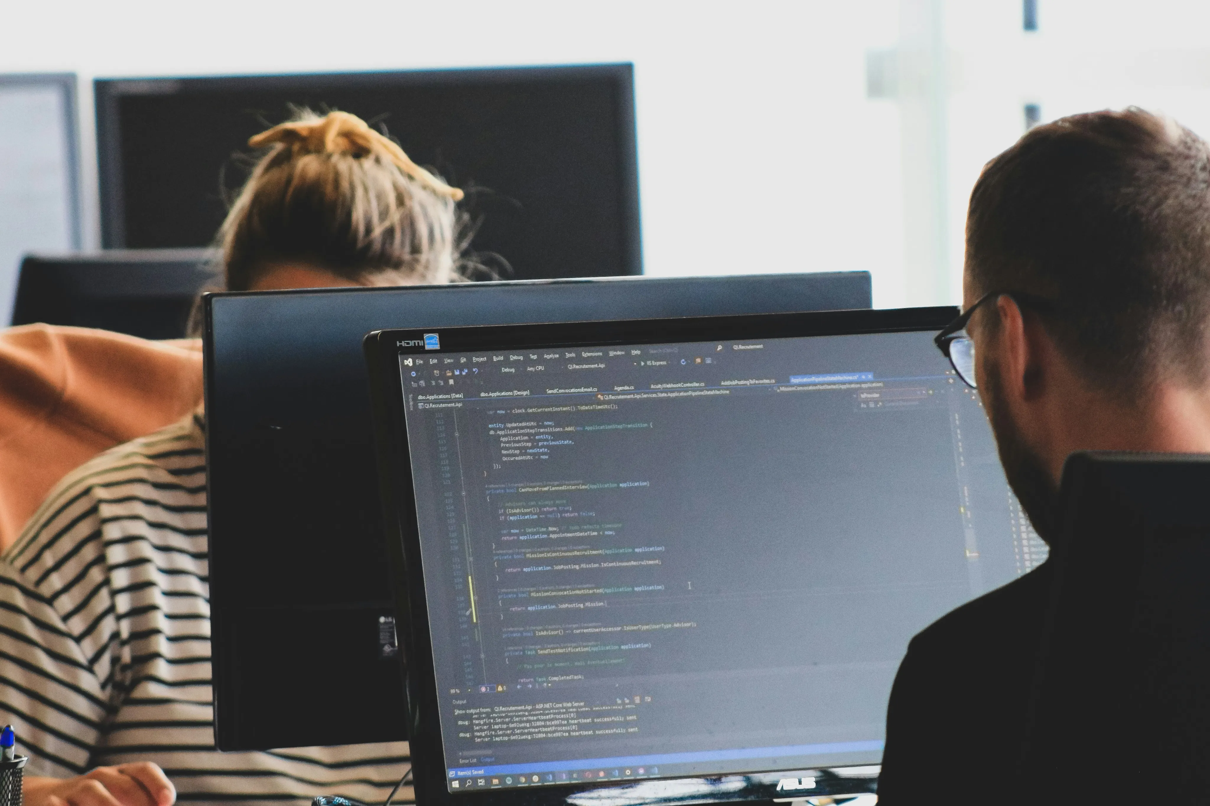 Webentwicklung – Person am Bildschirm mit Code